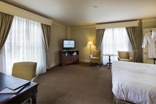 Junior Queen Suite image 4