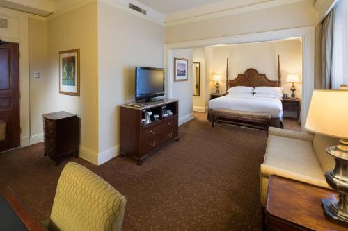 Junior King Suite with Seating Area image 4