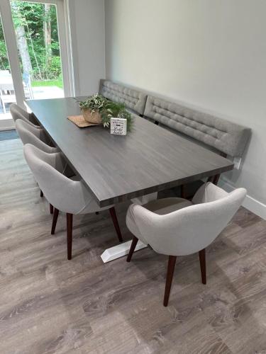 บริการและสิ่งอำนวยความสะดวก, Gardner Lake 2 Queen/1King/2 Bath/Laundry- Private in อันคาสวิลล์ (CT)