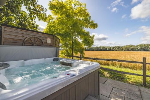Bañera de hidromasaje, Relaxing Retreat - The Shepherds Hut - Hot Tub in Maidenhead