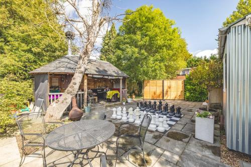 Relaxing Retreat - The Shepherds Hut - Hot Tub in Maidenhead