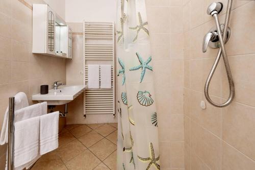 2 bedrooms, 3 beds