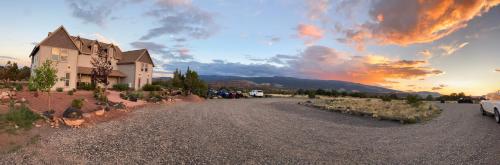 ทัศนียภาพภายนอกโรงแรม, สกายริดจ์ อินน์ (SkyRidge Inn) in ทอร์รีย์ (UT)