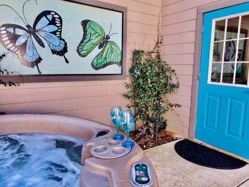 . Butterfly Suite Hot Tub BBQ Private