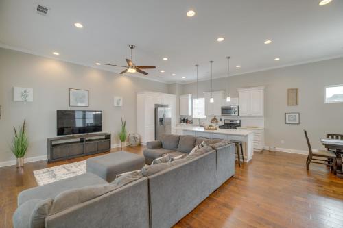 Spacious Houston Townhome about 5 Mi to Downtown! in Houston, USA
