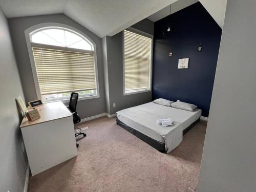 Urban Serenade- Private Room in House
