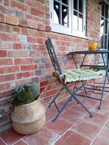 Dragonfly cottage in Littledown and Iford