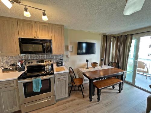 Stroll to Slopes, Village Area, Ski in-Out MtLodge 210 in Snowshoe, USA