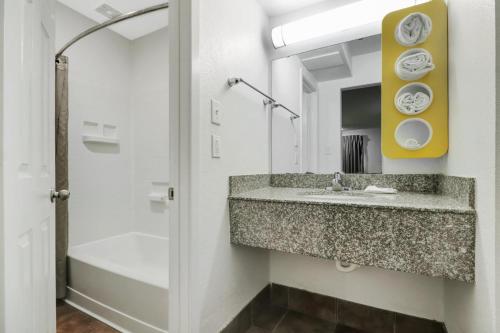 Motel 6-Bryan TX - University Area - image 14