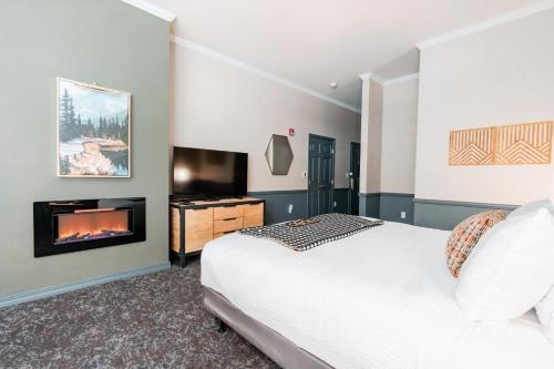 Hotel NoBo Cascade, Tapestry Collection by Hilton Room Type - Room, 1 King Bed with Sofa bed