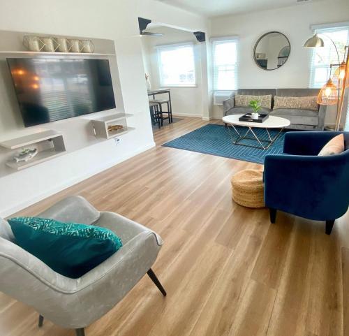 Crown Point Home w/ Cowboy Pool 2 Blocks to Bay in San Diego, USA