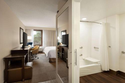 Hampton Inn and Suites Springdale - image 11