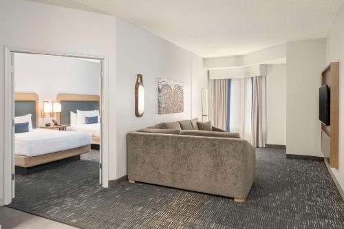 Two Bedroom Suite with One King and Two Queen Beds - Non-Smoking image 2