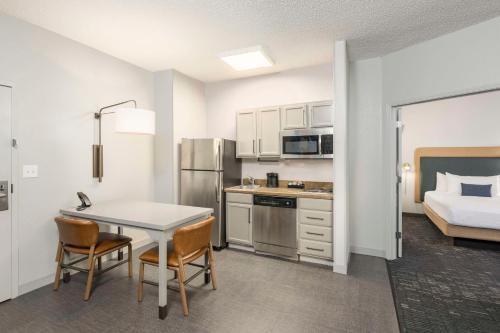 One-Bedroom King Suite - Non-Smoking image 5