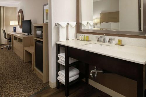DoubleTree by Hilton Portland Tigard - image 2