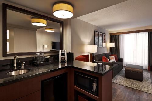 Embassy Suites by Hilton Washington DC Chevy Chase Pavilion - image 6