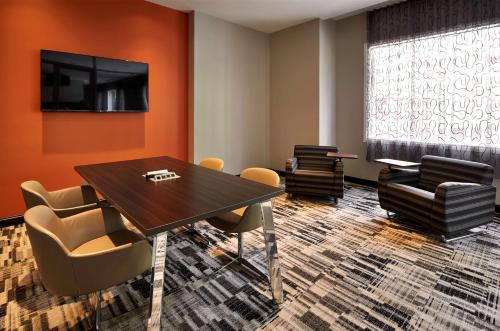 Embassy Suites by Hilton Washington DC Chevy Chase Pavilion - image 10
