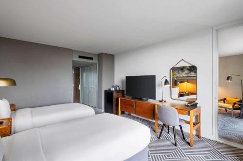 1 double bed, 2 twin beds