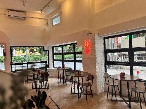 The White Den Sukhumvit 44