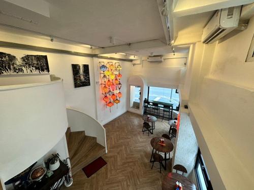 The White Den Sukhumvit 44