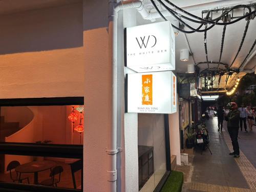 The White Den Sukhumvit 44