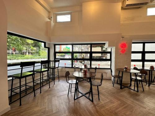 The White Den Sukhumvit 44