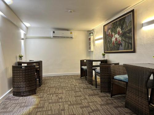 The White Den Sukhumvit 44