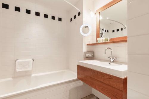 Hilton Amsterdam - image 3