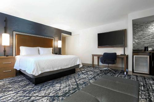 King Room with King Bed - Non-Smoking image 6