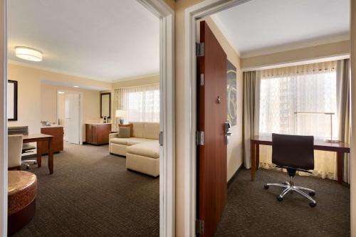Two-Bedroom Queen Suite with Two Bathrooms