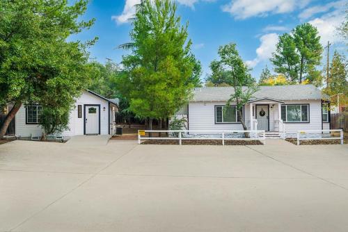 Entire 2 bedroom Pet Friendly Guest Cottage