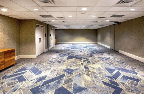 DoubleTree by Hilton Downtown Nashville - image 2