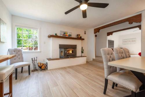 Casa Lupita- Patio & Firepit, King Bed 4BR in Santa Fe, USA
