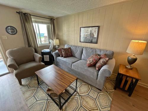 Stroll to Slopes, Village Area, Ski in-Out MtLodge 210 in Snowshoe, USA