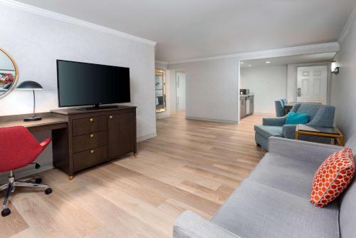 Hampton Inn Buffalo-Williamsville - image 13