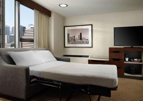 King Room with Sofa Bed image 2