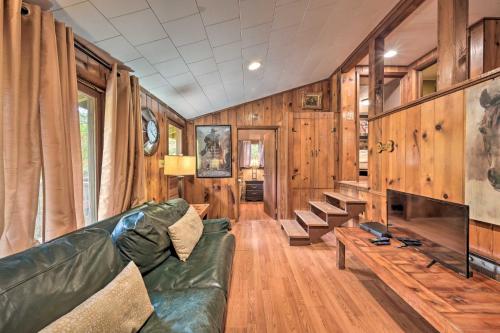Wyatt Earp Cabin with Deck, 1 Mi to Raystown Lake! in Huntingdon, USA