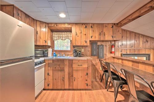 Wyatt Earp Cabin with Deck, 1 Mi to Raystown Lake! in Huntingdon, USA