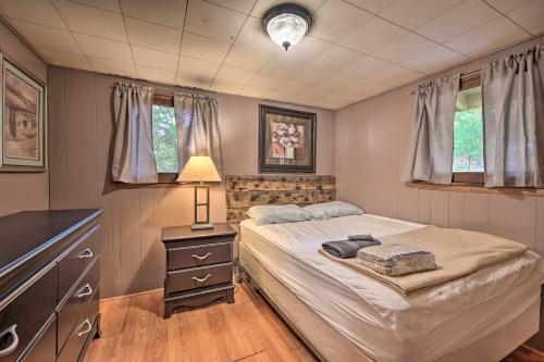 Wyatt Earp Cabin with Deck, 1 Mi to Raystown Lake! in Huntingdon, USA