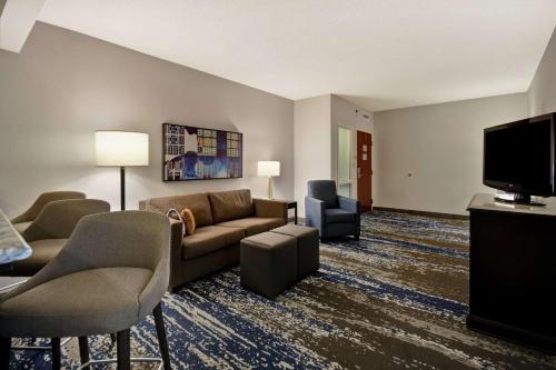 Embassy Suites Charleston - image 6