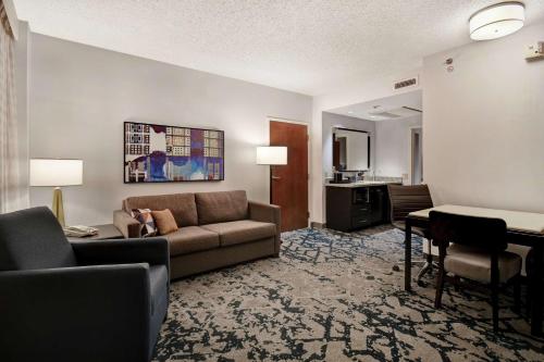 เอมบาสซี สวีท บาย ฮิลตัน ชาร์ลสตัน (Embassy Suites by Hilton Charleston) in ชาร์ลสตัน (WV)