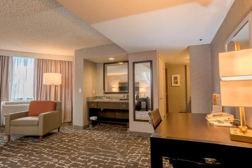DoubleTree by Hilton Hotel Denver - Aurora - image 4