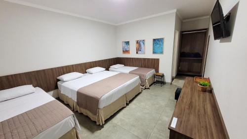 1 queen bed, 2 twin beds