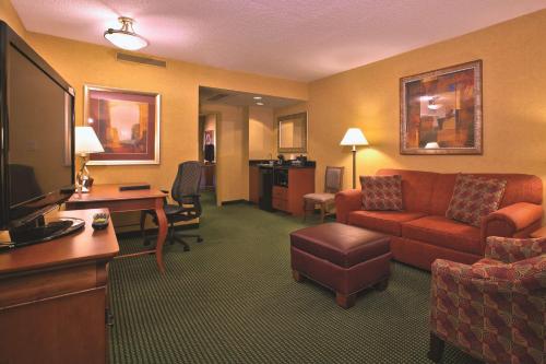 Embassy Suites Greensboro Airport - image 8