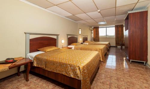 3 twin beds