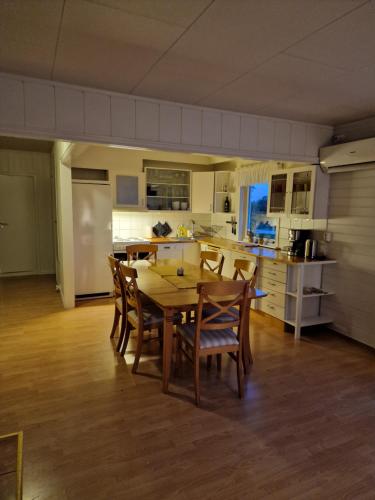 Warm and cozy cottage, Great location in Kvaloysletta