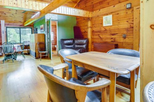 Pet-Friendly Jamestown Cabin with Fire Pit and Deck! in Jamestown, USA