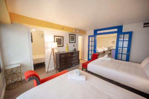 Stay Together Suites - Suite On The Strip Sleeps 8 - NO RESORT FEE, Las Vegas (photo 7)