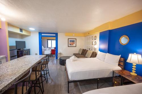 Stay Together Suites - Suite On The Strip Sleeps 8 - NO RESORT FEE, Las Vegas (photo 6)