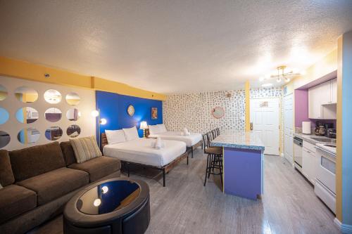 Stay Together Suites - Suite On The Strip Sleeps 8 - NO RESORT FEE, Las Vegas (photo 5)